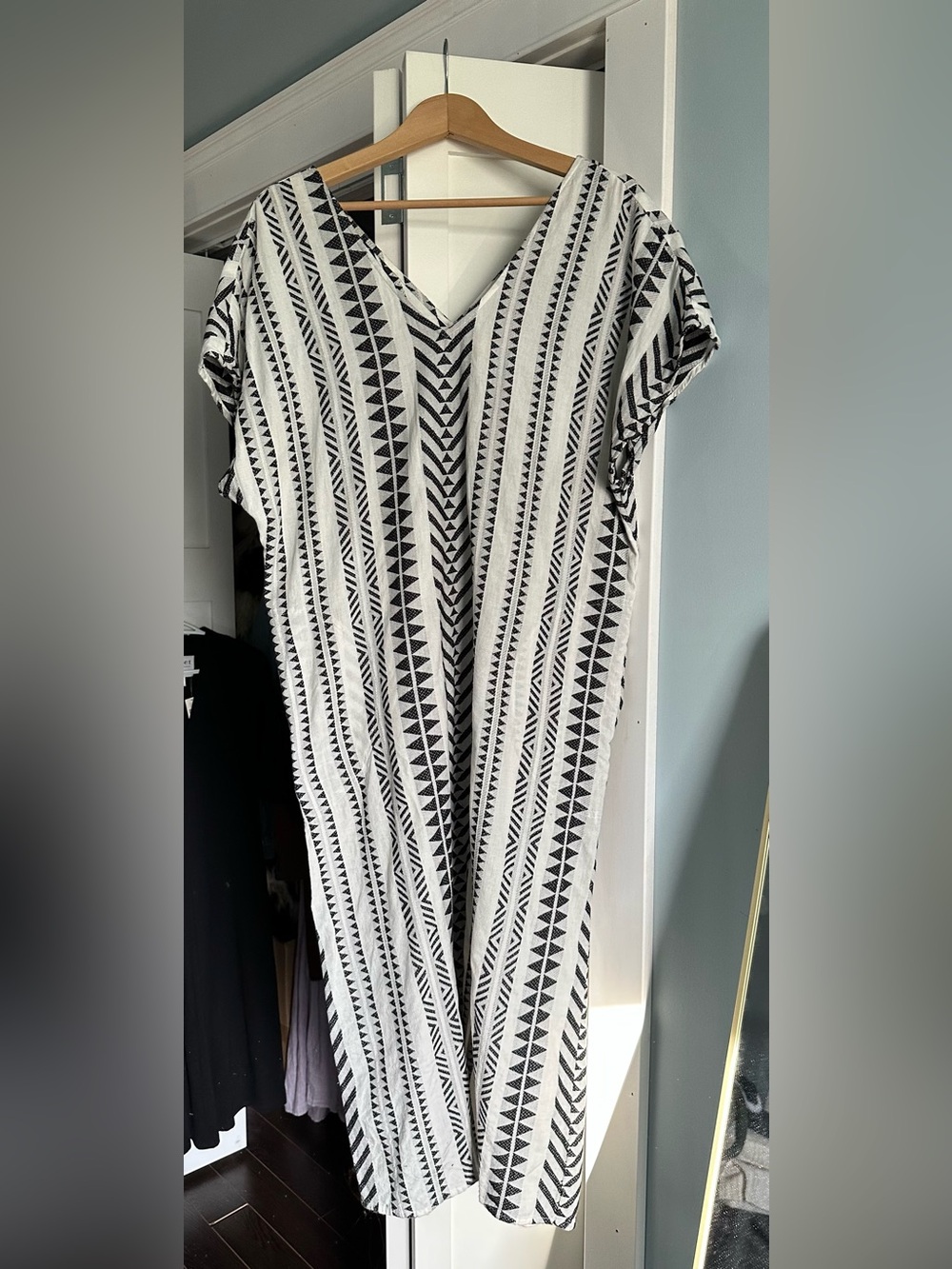 Velvet by Graham & Spencer Black and White Geometric V-Neck Dress - M